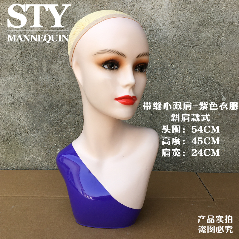 Bring a small shoulders-oblique shoulder red lips-purple clothes