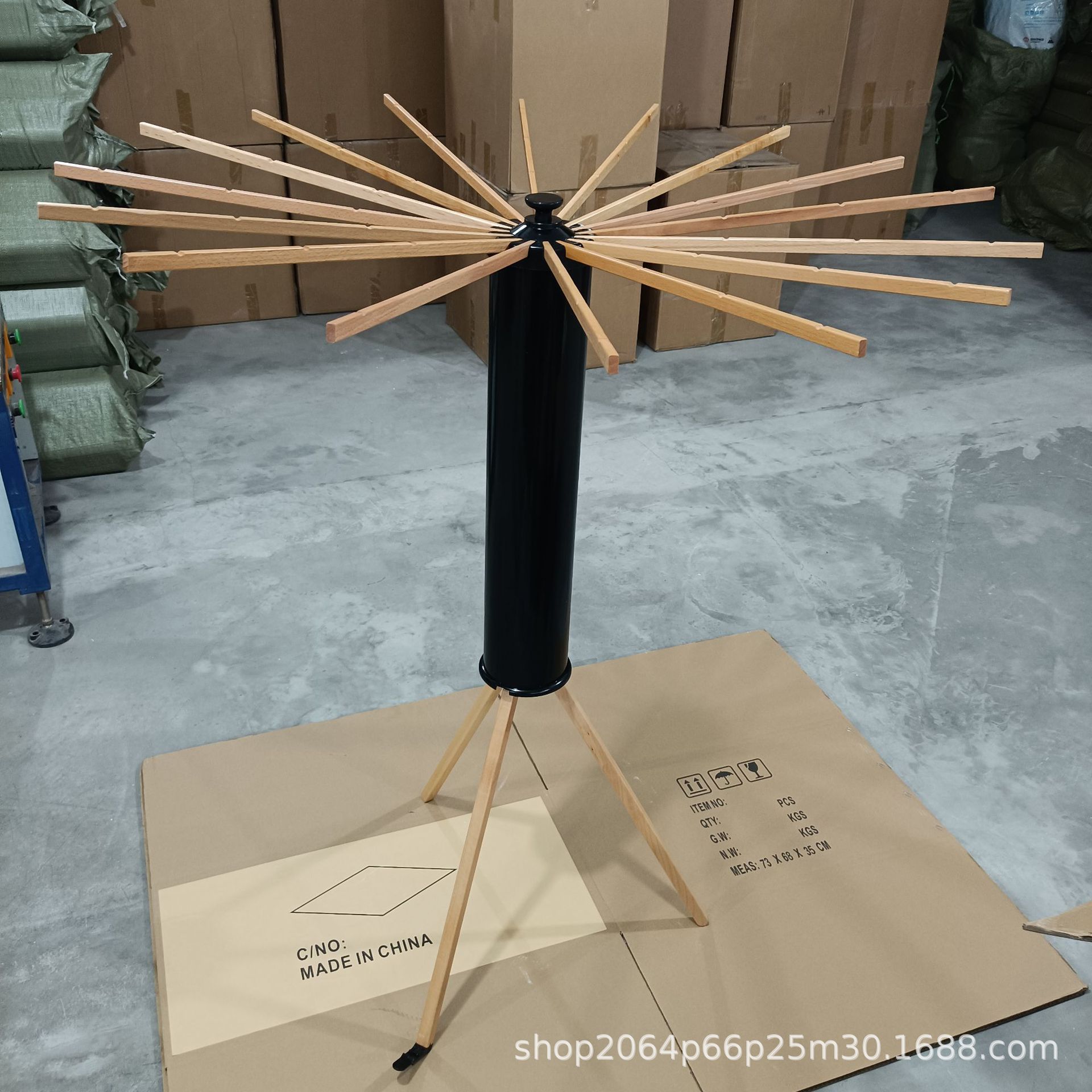 단층 검정색 삼각 나무 받침대