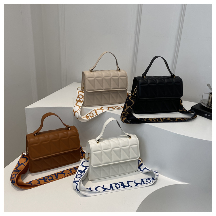 A stylish and simple diamond-shaped small square bag for the autumn and winter of 2024, featuring a solid color and a trendy single-shoulder bag for women undefined
