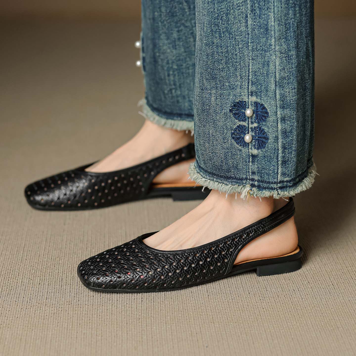 Sandal nữ đế bệt mũi bọc da bò, quai sau hở, phong cách vintage đan lỗ — đen