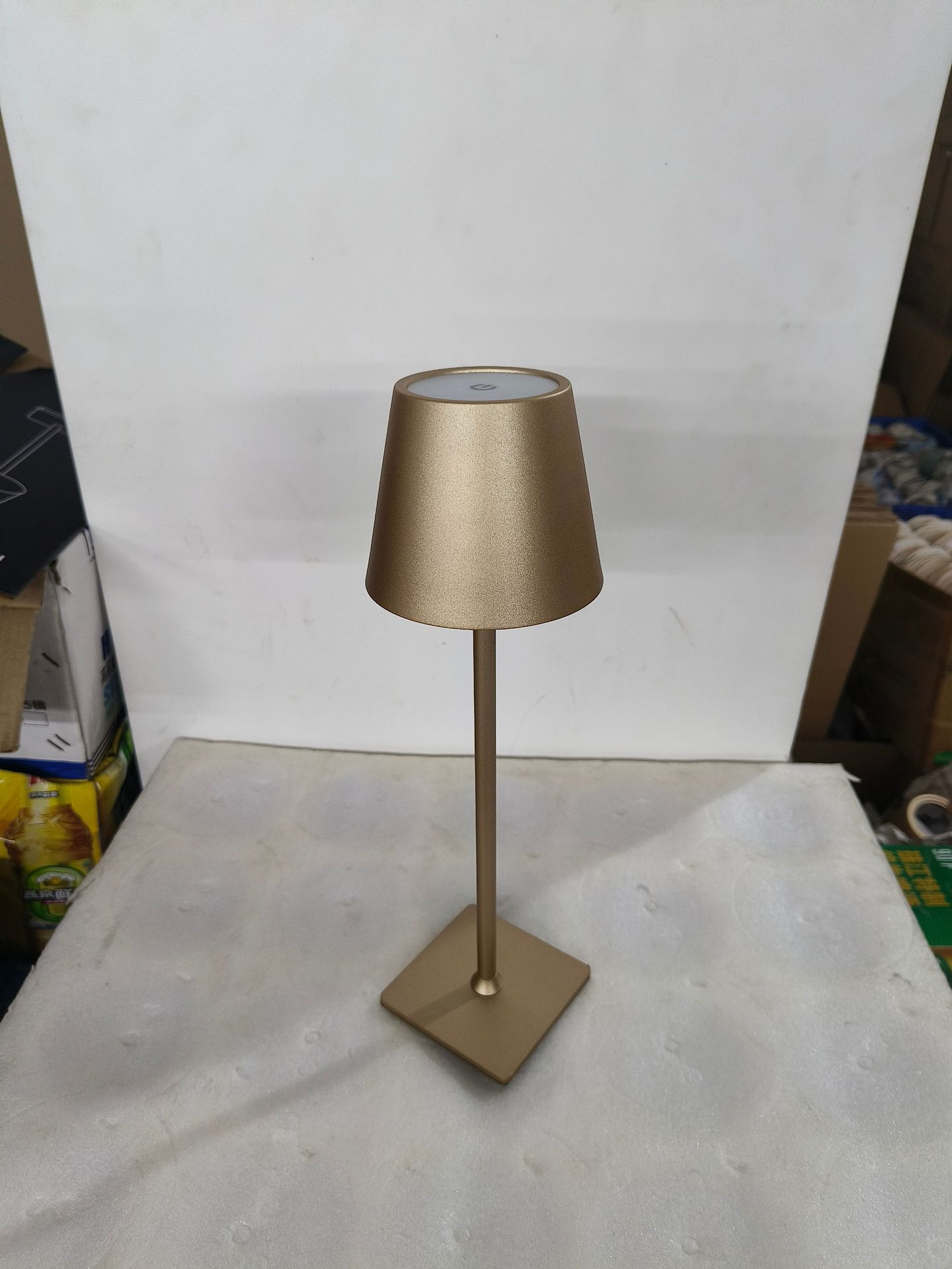 Lámpara de mesa de hierro de pie alto restaurante lámpara de mesa de carga al aire libre Poldina Amazon USB táctil tres colores luz Amazon