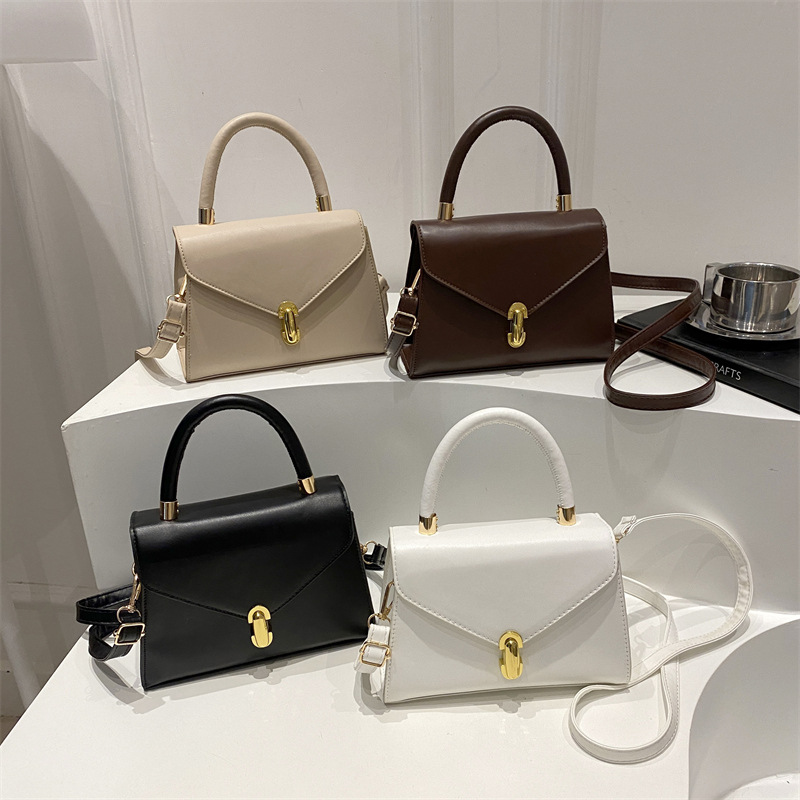 Qadın üçün kiçik kvadrat çiyin çantası, yüngül və sadə model