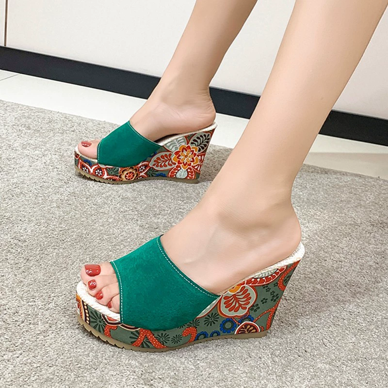 2024 верхняя одежда новые женские тапочки Внешняя торговля на танкетке сандалии с открытым носком плюс размер сексуальные цветочные тапочки для увеличения роста