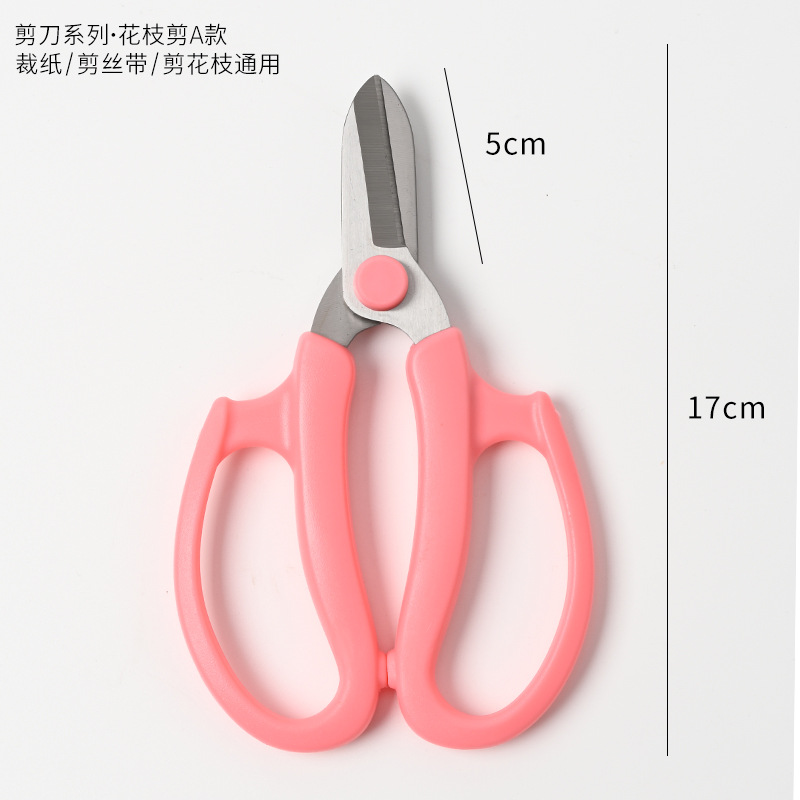 花屋の材料の花の花束を包装して手作りのdiyバラの花を刺します。