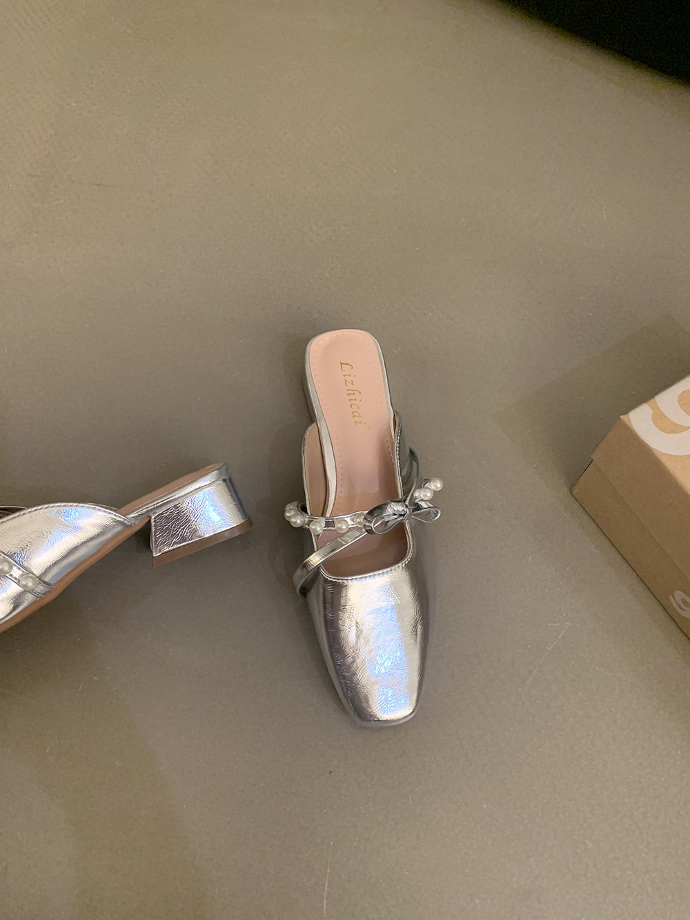 2025 New Summer Women's Closed-Toe Sandals Fashionable Versatile Daily Commute High-End Half Slippers Square Toe_vogvips.com