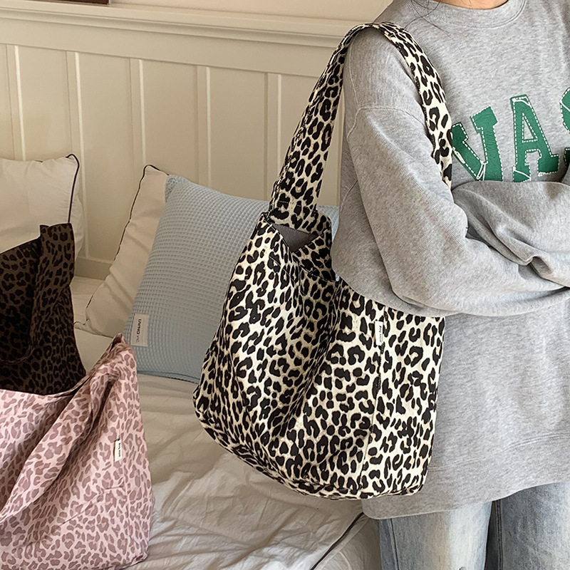 Bolsa de lona portátil, nuevo estilo coreano de patrón de leopardo, nicho casual, bolso de hombro de gran capacidad.