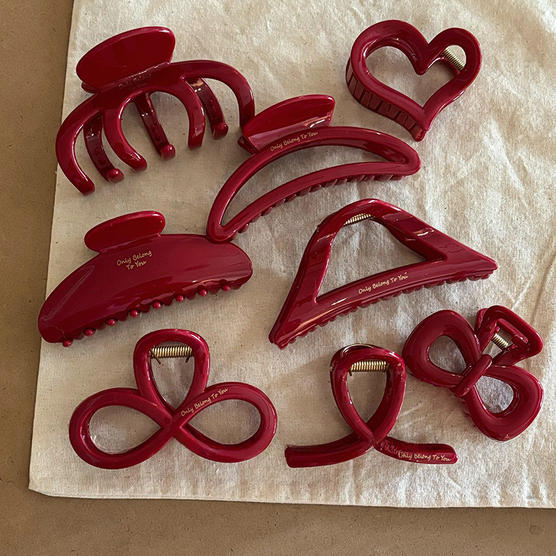 Grote haarclip met gouden letter voor elegante kapsels_voghion.com