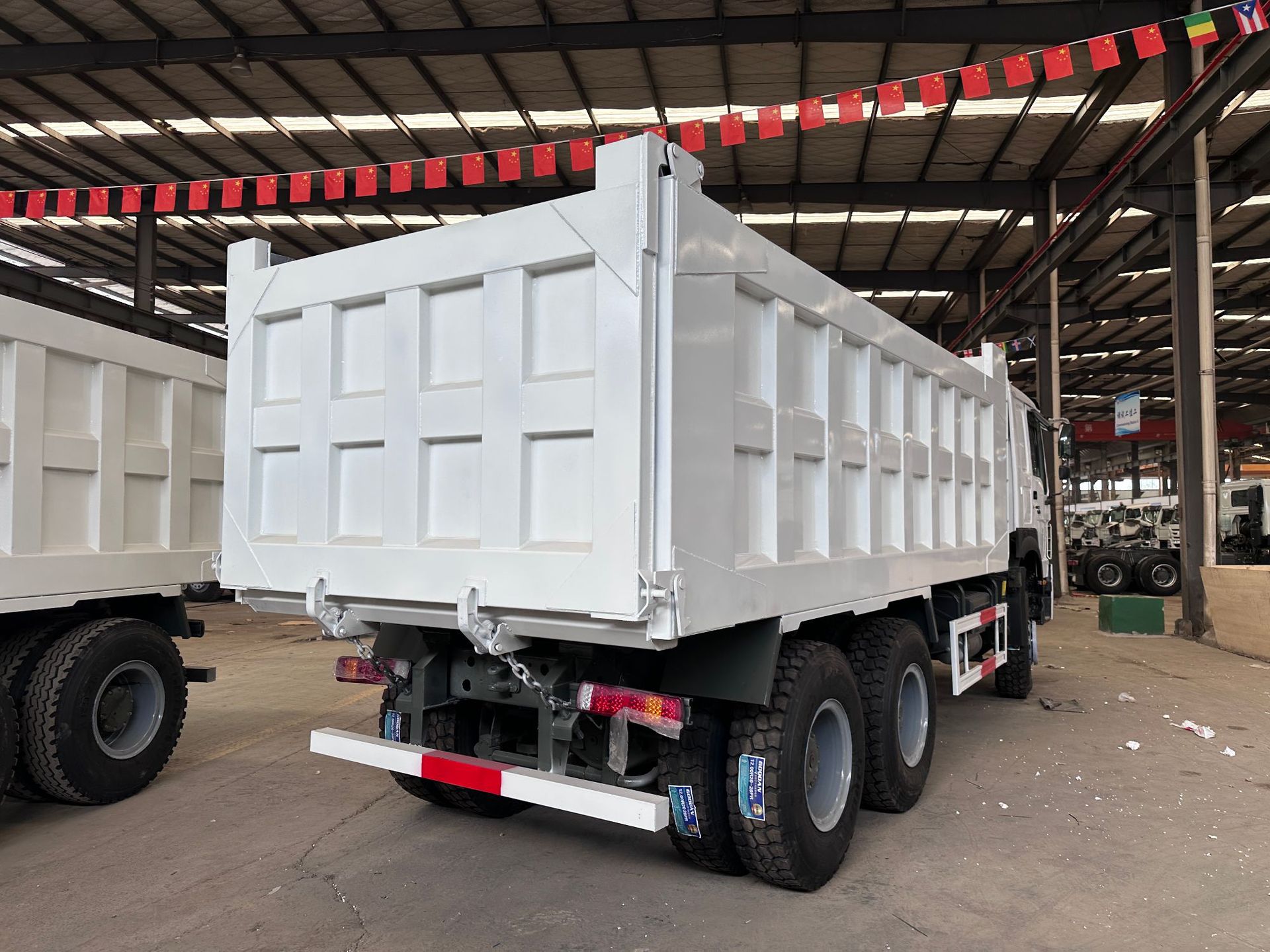 Factory direct export of HOWO dump truck with 371 horsepower, muck transport tipper truck, rear-tipping dump truck