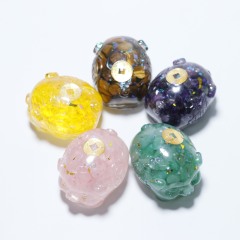 天然水晶砂利豚のぬいぐるみが黄金豚の年のプレゼントを飾っています。