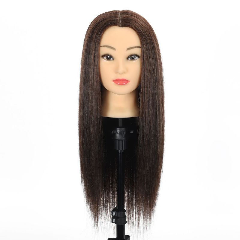 美容院の頭のモデルの見習いは髪を切ることを練習します。|undefined