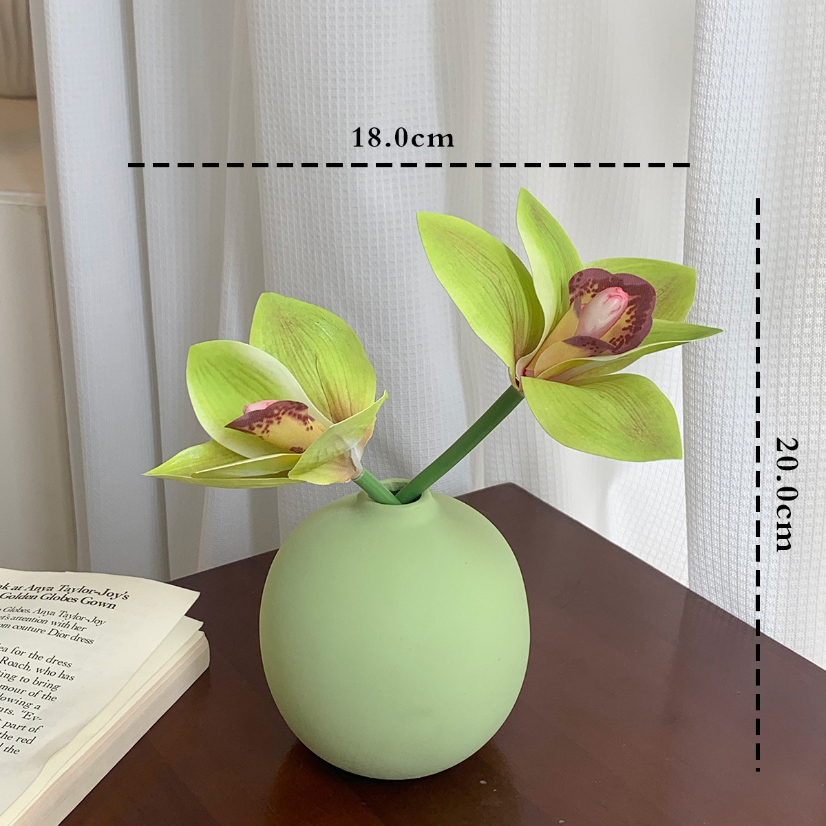 녹색 작은 세라믹 병 + 녹색 심비디움 난초 2개