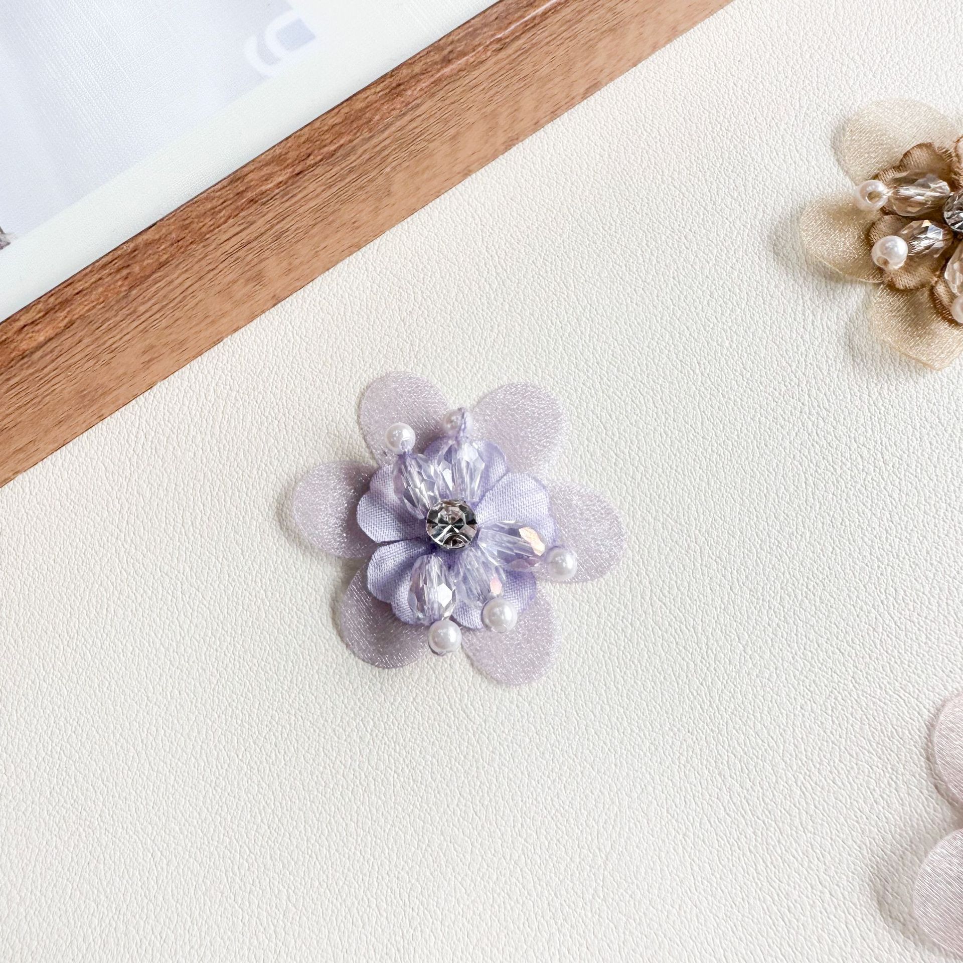 Flores hechas a mano, diamantes de malla, perlas, adornos de flores, adornos de cabello, accesorios de ropa, accesorios de boda, materiales de tocado al por mayor.