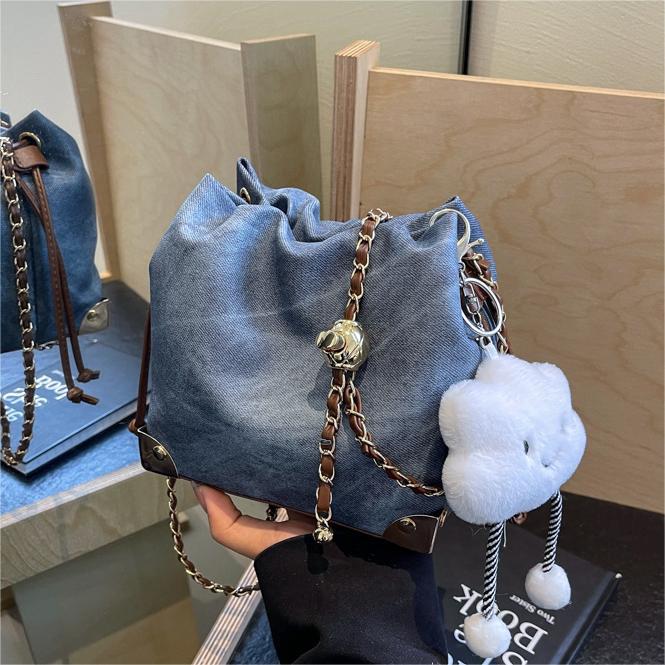 Este año, la moda de alta sensación de bolso para mujeres 2024 nuevo estilo extranjero, bolso de cinturón de cadena, bolso de cubo en línea.