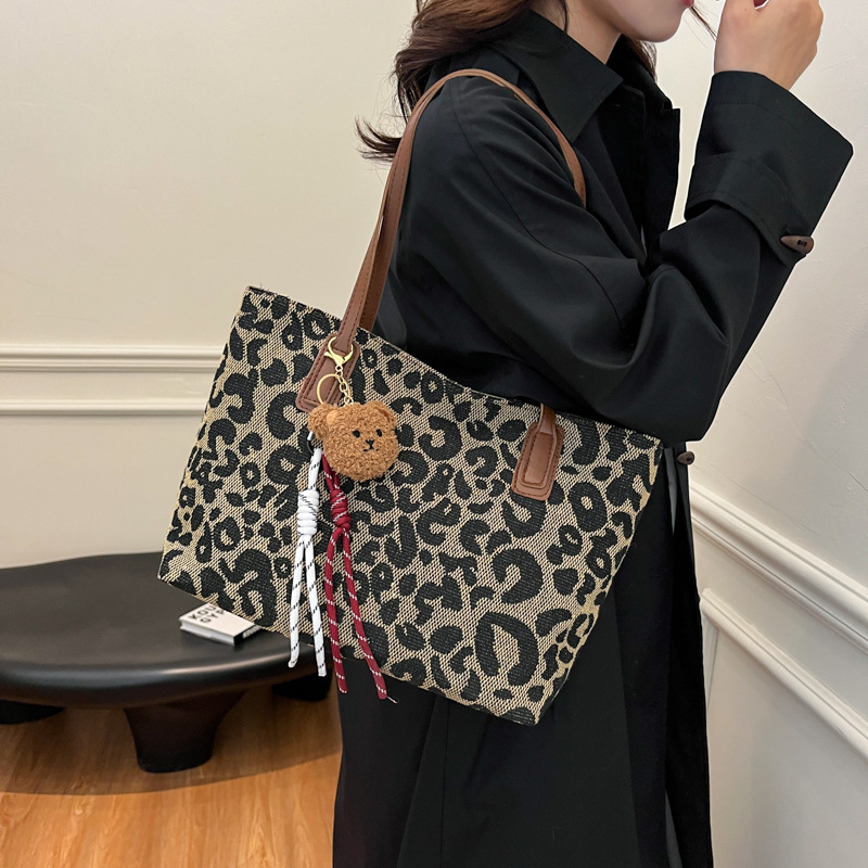 Este año popular bolsa de invierno de gran capacidad para mujeres 2024 nuevo nicho de leopardo bolso de hombro portátil