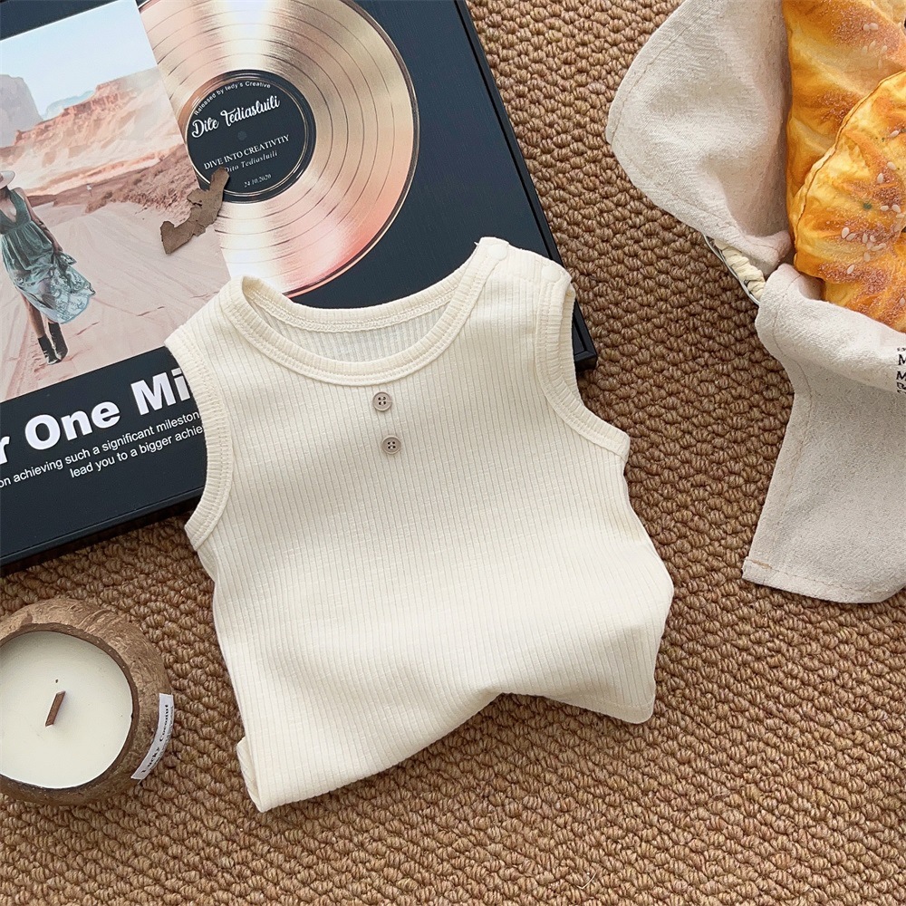 Traje pequeño de estilo coreano para bebés y niños pequeños 2025 verano nuevo traje de tres piezas para recién nacidos de 1 a 3 años