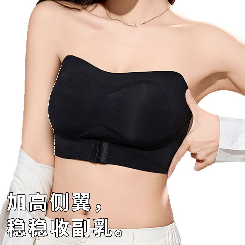 一字の周りの下着の女性の見えないブラジャーの小さい胸は滑り止めを集めて胸を拭きます。|undefined