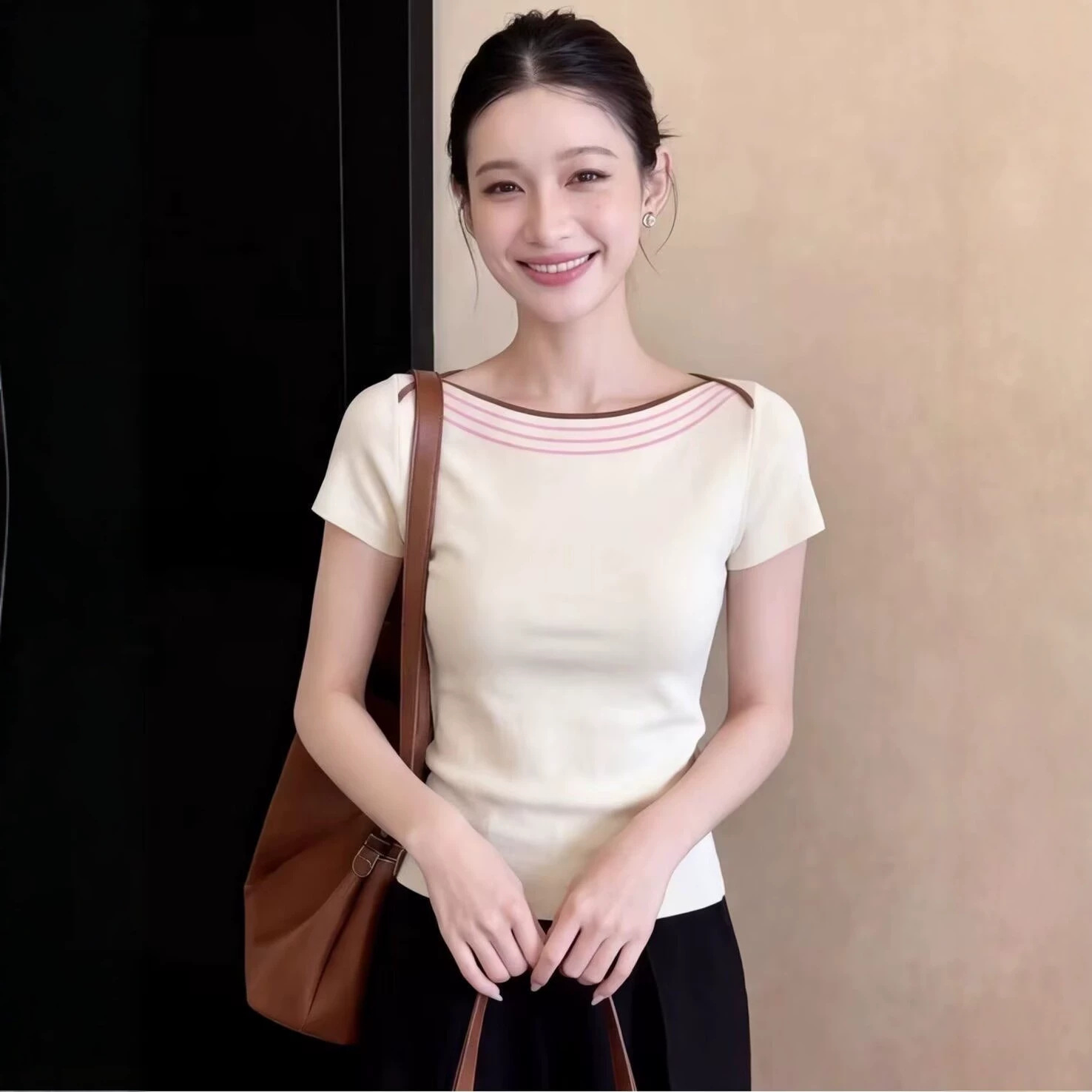 Áo thun ngắn tay nữ cổ tròn phong cách Hàn Quốc, thiết kế ôm eo tôn dáng — màu trắng chi tiết 1