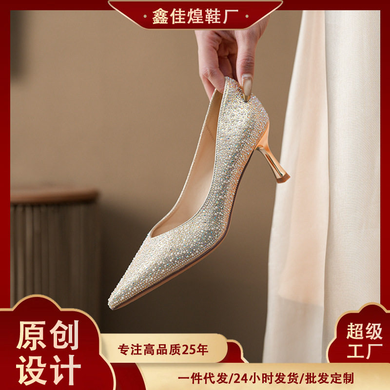 Giày cao gót nữ mũi nhọn gót mảnh đính đá sang trọng, gót 6–8 cm — Màu bạc, màu vàng kim, màu đỏ