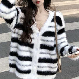 黑白条纹水貂绒毛衣外套女秋冬新款V领宽松小香风针织开衫上衣潮