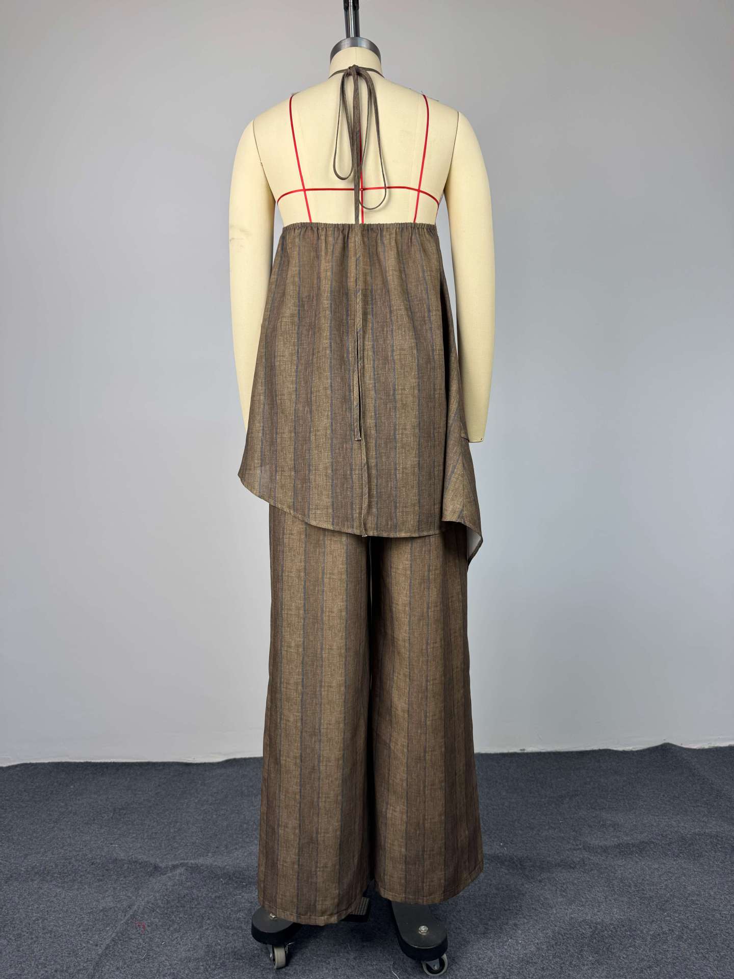 Conjunto de pantalón para mujer con top halter y pierna ancha_voghion.com