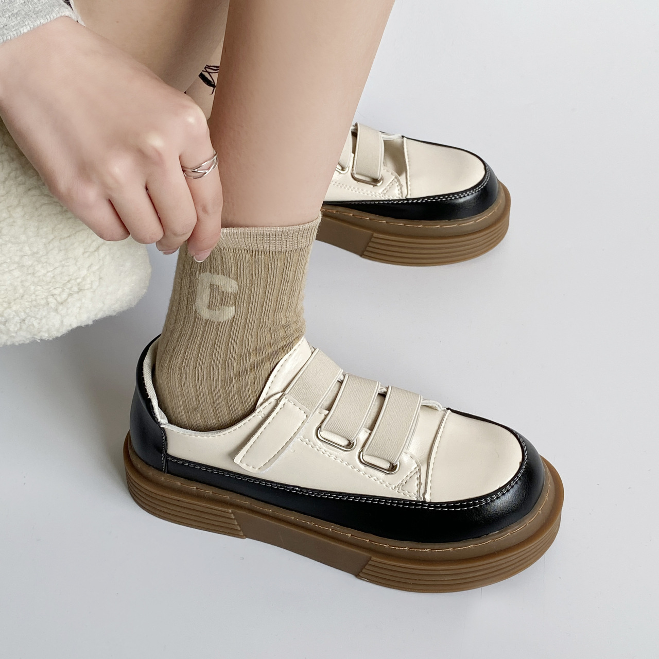 Summer fashionable retro two-tone casual sneakers English style with…