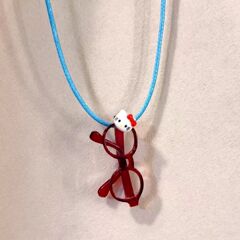かわいい! KT猫のメガネのペンダントのネックレスの女性の春夏の新型の首の飾りの組み合わせの首のチェーン