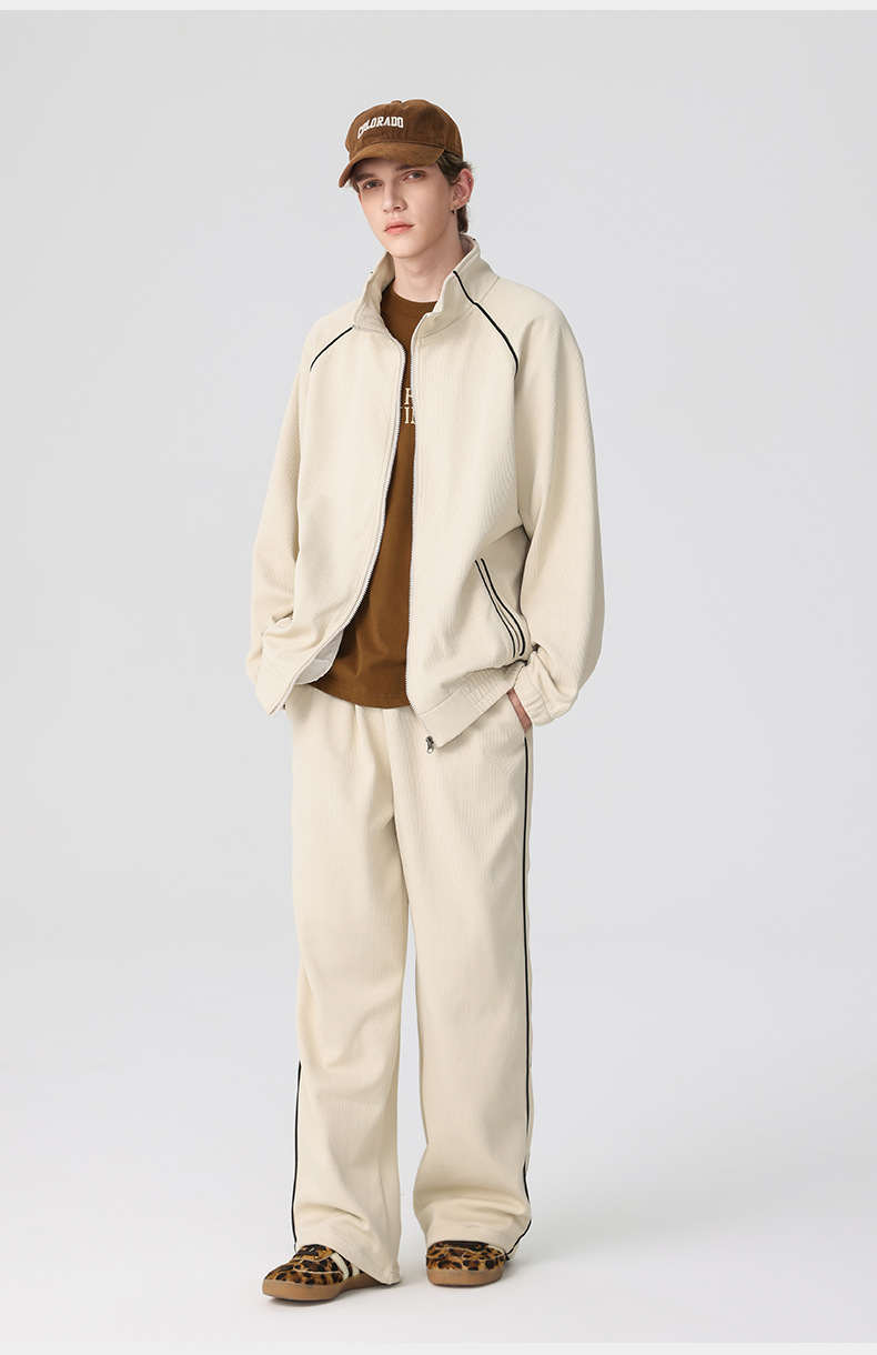 Completo casual da uomo alla moda con colletto alto, giacca, pantaloni a gamba larga, modello cardigan dal design ampio abbinato a pantaloni sportivi_voghion.com