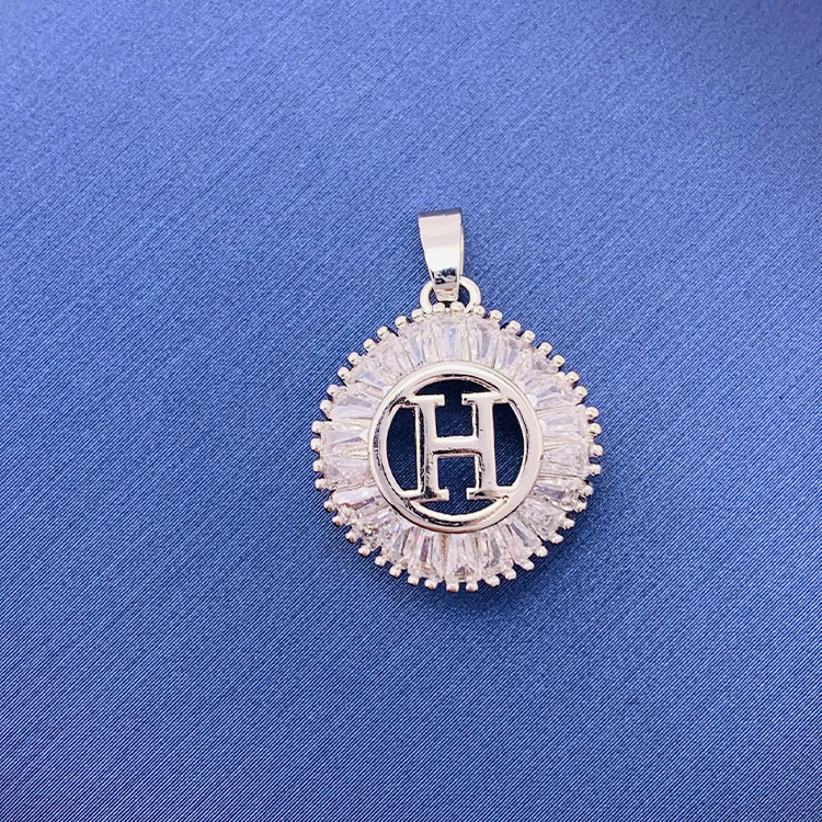 百種類のペンダントは心のままにファッションの経典を配合します。カップルの美しいペンダントは親友のアクセサリーを送ります。