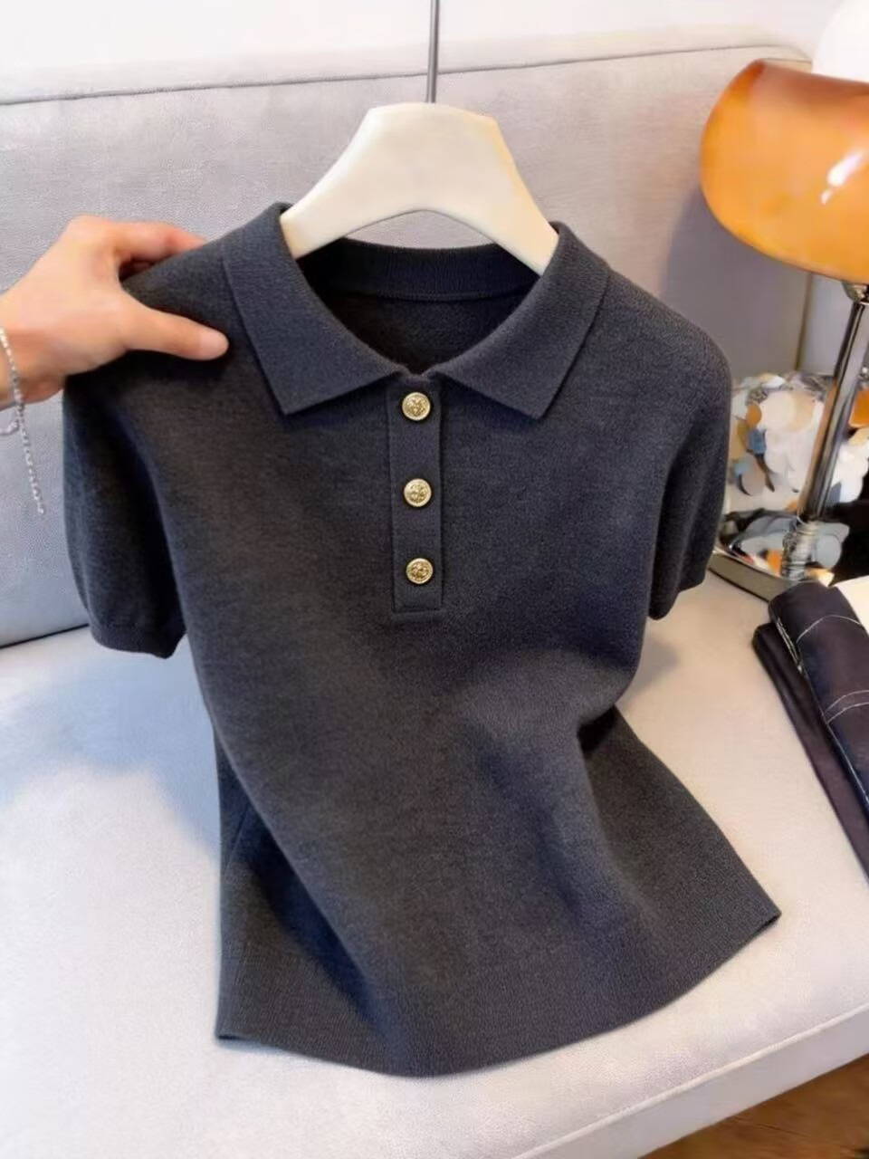 Áo thun polo nữ tay ngắn cổ bẻ phong cách Pháp, dáng ôm vai vuông, thiết kế gầy — màu xám