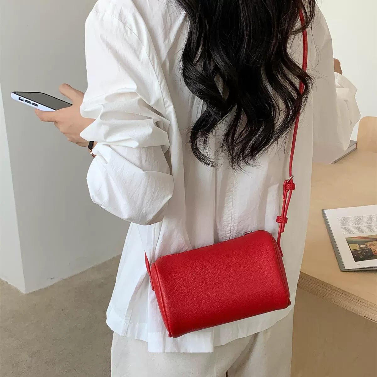韩系新款小斜挎包女小众高级感简约单肩手机包百搭横款手提小方包