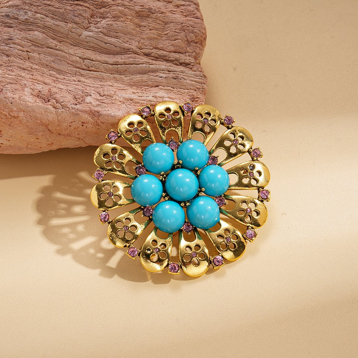 Europa y América resina medieval diamantes flores huecos broches redondos retro estilo de alto nivel personalidad pechos transfronterizos para mujeres