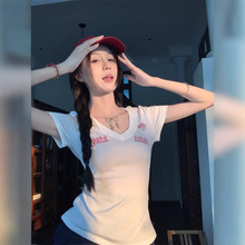 【工厂直销】设计感猫咪刺绣V领短袖T恤女小众修身显瘦正肩上衣女