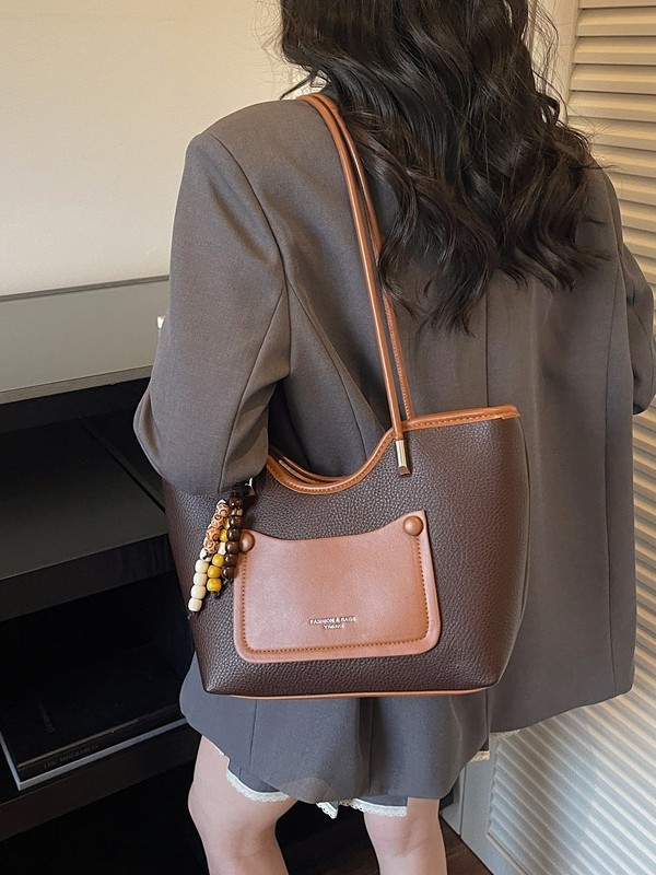 Bolsa de alta calidad retro de gran capacidad para mujeres 2026 nuevo paquete de textura ligera de lujo brazo de viaje ocio bolsa de mano image 3