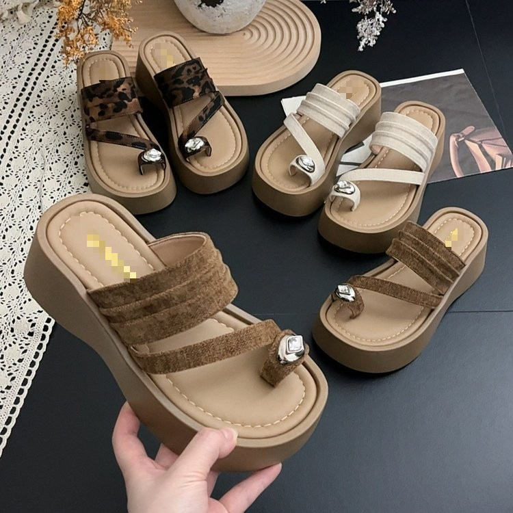 Explosión de verano de 2026 nuevo dedo de dedos grueso en una sola barra de zapatillas suaves cómodas para usar zapatillas casuales de playa para mujeres
