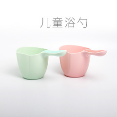 現物の赤ちゃんの子供は頭を洗って入浴します。