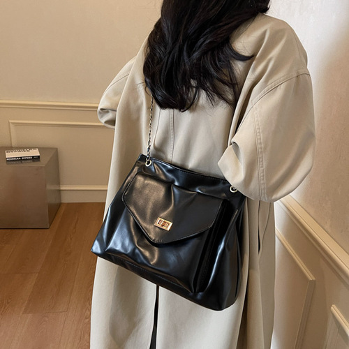This year's popular silver stray bags for women. 2024 new all-matching one-shoulder underarm bag. Large capacity commuting tote bag.