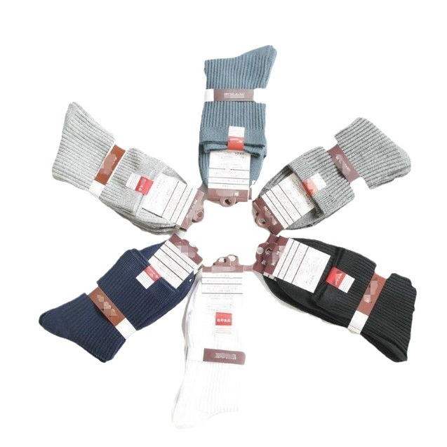 卸売り男性は四季を通じて吸汗綿の中筒靴下の実体店を着ることができます。