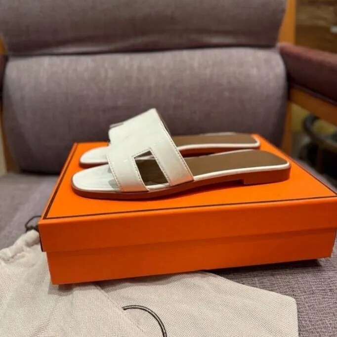 In-Stock 2025H New Designer Sandals for Women, Men's Slippers, Flat-Soled for Home and Outdoor Use In-Stock 2025H New Designer Sandals for Women, Men's Slippers, Flat-Soled for Home and Outdoor Use
