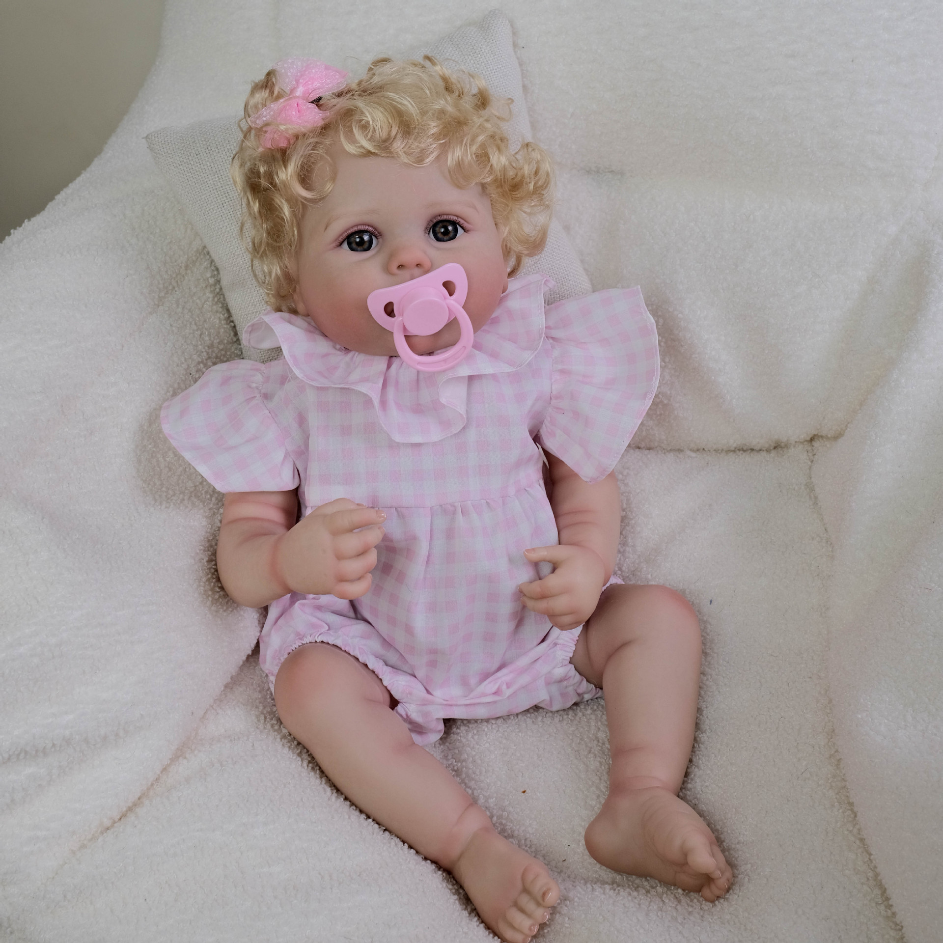 Muñeca linda de renacimiento de simulación de mamelucos a cuadros rosa de 22 pulgadas, regalos navideños para niños