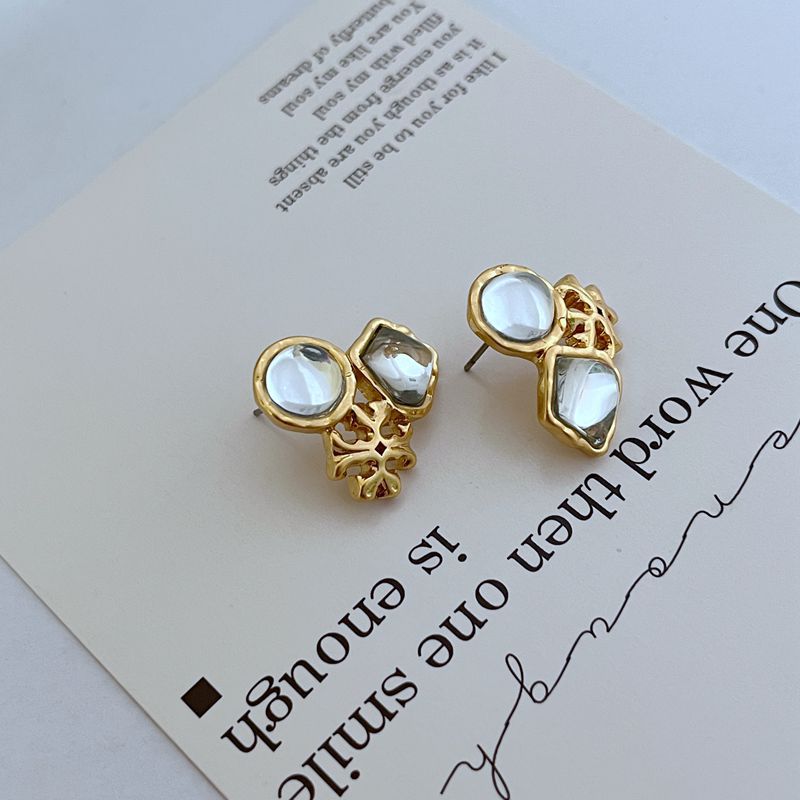 Oversized Sculptural Clear Acrylic Clip-on Earrings Modern Design_voghion.com