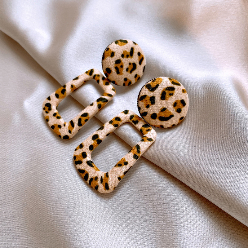 Pendientes de círculo geométrico con estampado de leopardo con aguja de plata Pendientes de personalidad de moda de todo fósforo retro europeo y americano Pendientes de todo fósforo de nicho al por mayor