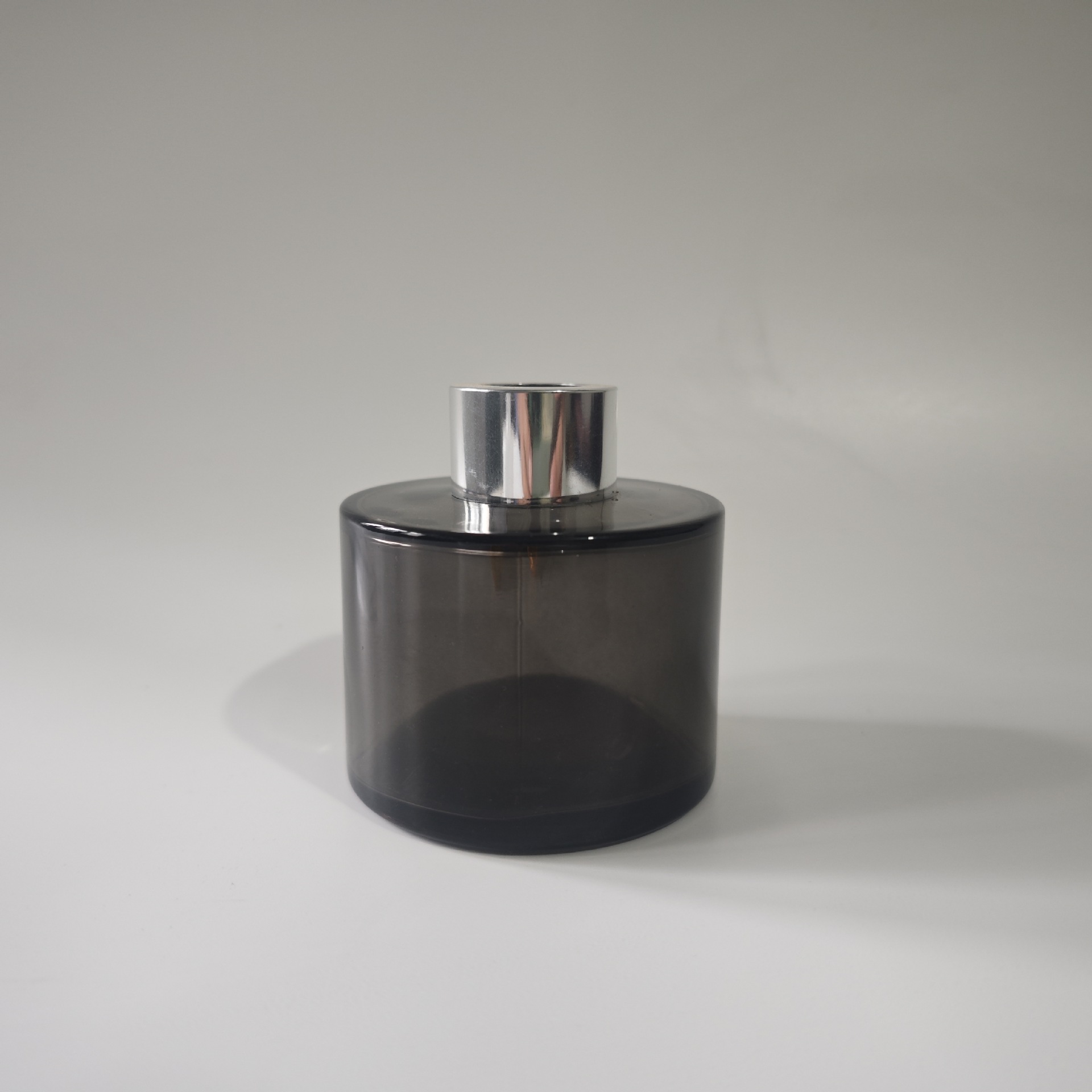 En stock al por mayor 100mL boca de tornillo de gama alta botella de aromaterapia cilíndrica sin fuego botella vacía avanzada botella de aromaterapia montada en el automóvil con tapa