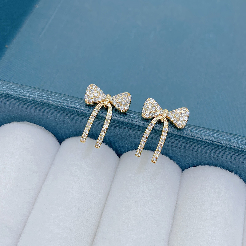 Cute sophisticated elegant fashionable universal earrings