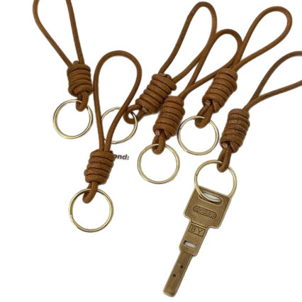 Creative vintage cowhide rope keychain, simple handmade braided key strap, fresh and versatile key ring.