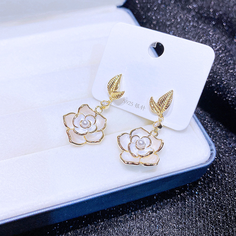 Fashion Creative Camellia Flower Shaped Pendant Copper Earrings Wholesale display picture 4