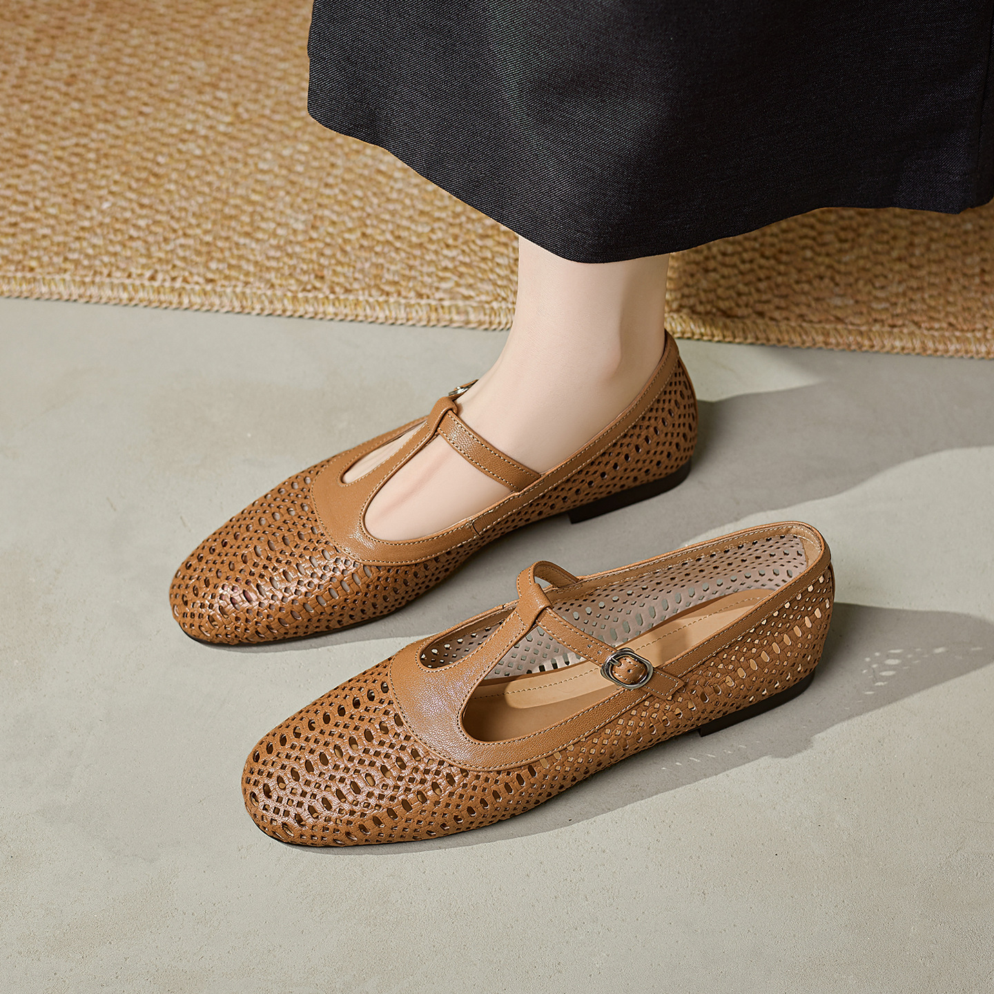 Sandal nữ da cừu đế bệt quai chữ T mũi kín hở lỗ thoáng khí — Màu caramel