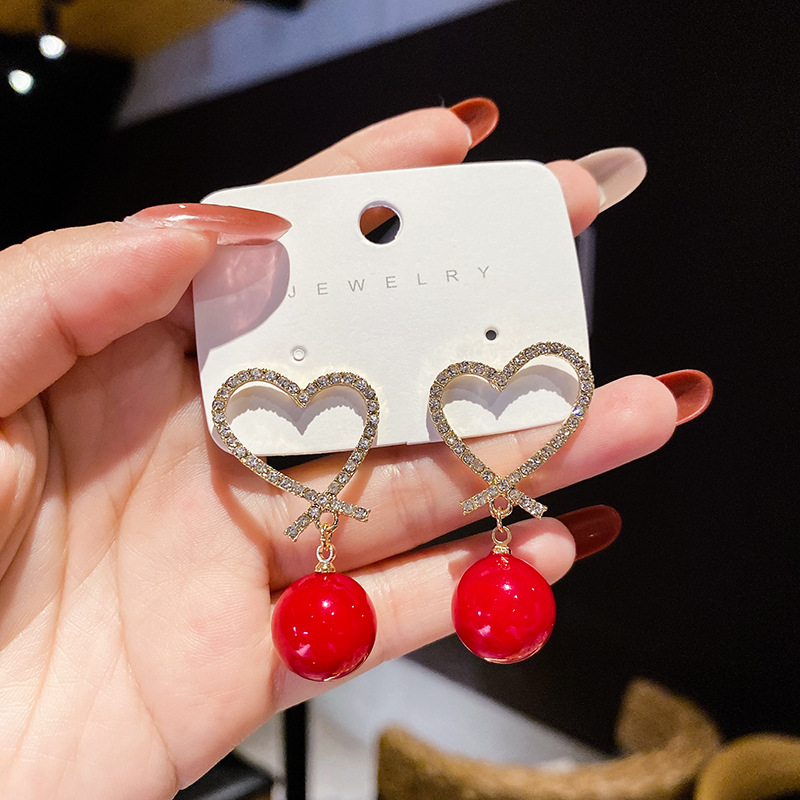 South Korea Temperament Big Pearl Hollow Heart Earrings display picture 6