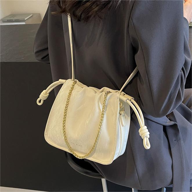 Bolso popular súper popular de este año para mujeres 2024 nuevo nicho plisado pequeño bolso cuadrado bolsa de mensajero de Cercanías de moda del todo fósforo