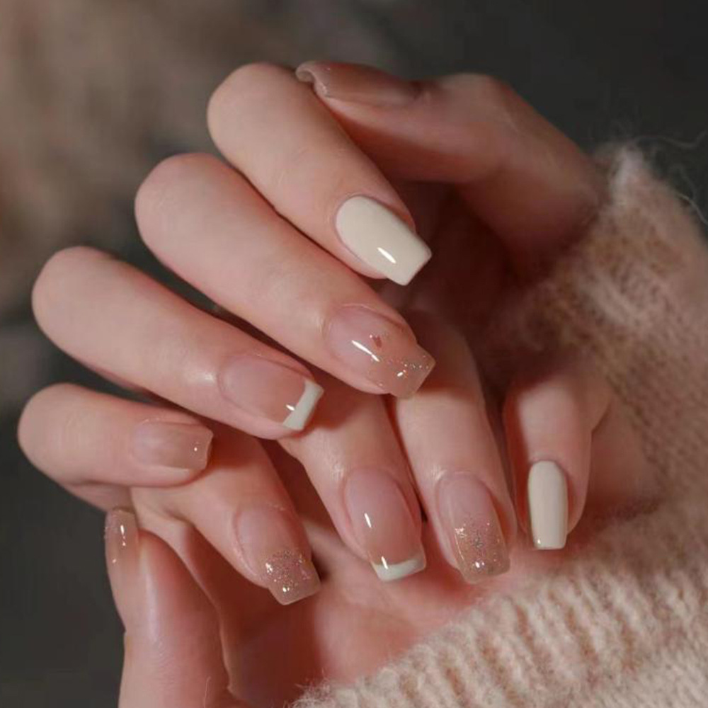30 piezas de parche de uñas terminadas, leche de champagne, manicure blanca francesa, suave y dulce, trapezoidal corta, uñas para usar