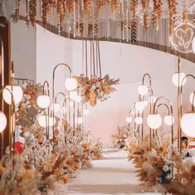 ロマンチックな結婚式の電気スタンドの舞台の背景は街灯の水晶の丸いボールの鉄の芸の発光の装飾の照明器具を引きます。|undefined